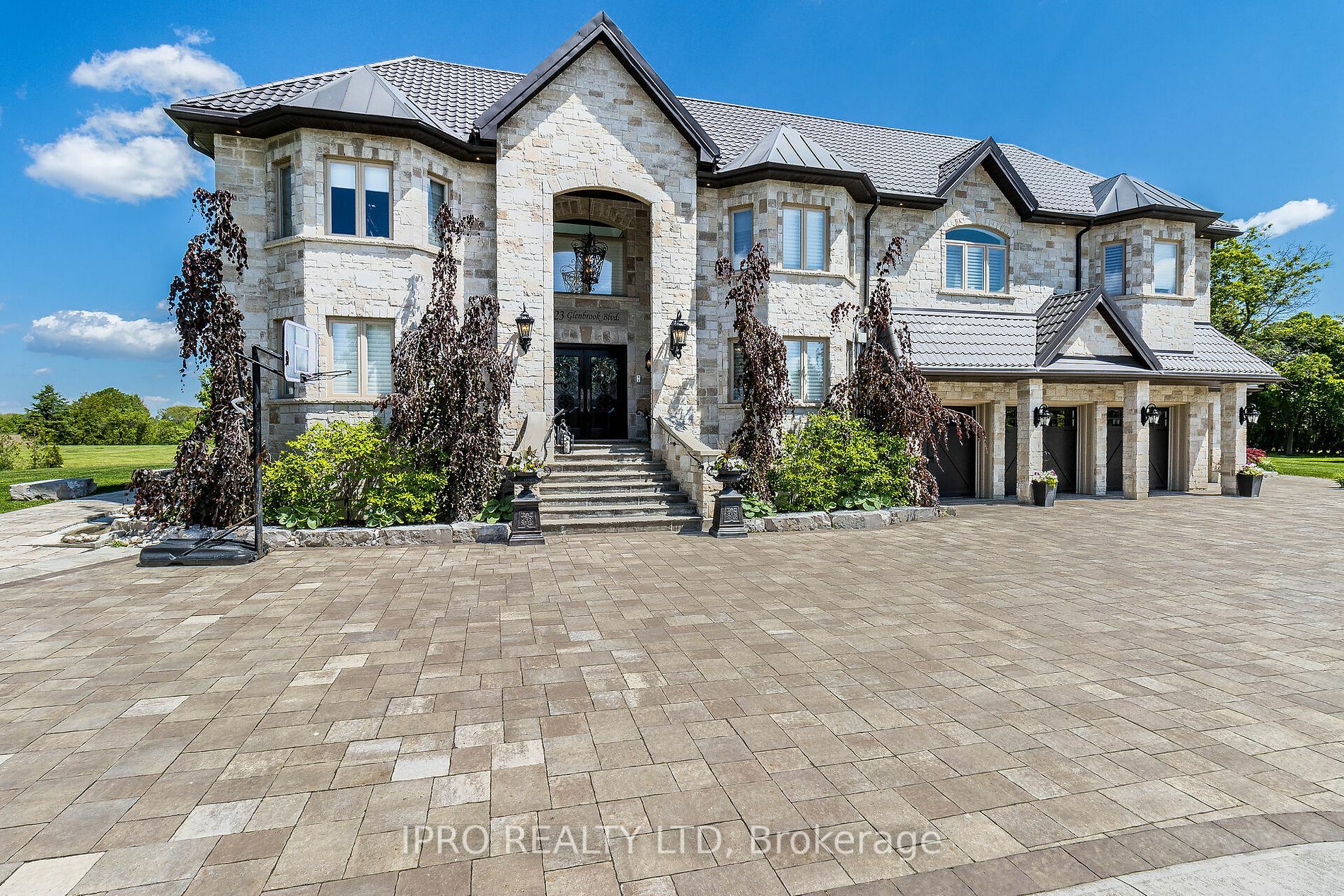 Photo de la propriété:  23 Glenbrook Blvd  ON L6P 0N6 