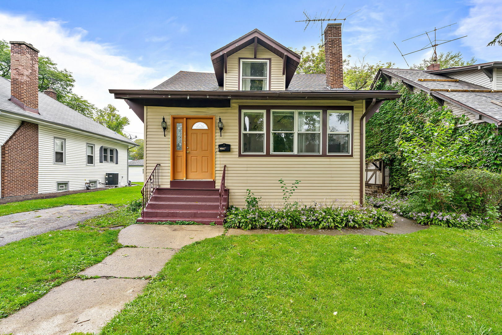 Property Photo:  1305 Campbell Avenue  IL 60411 