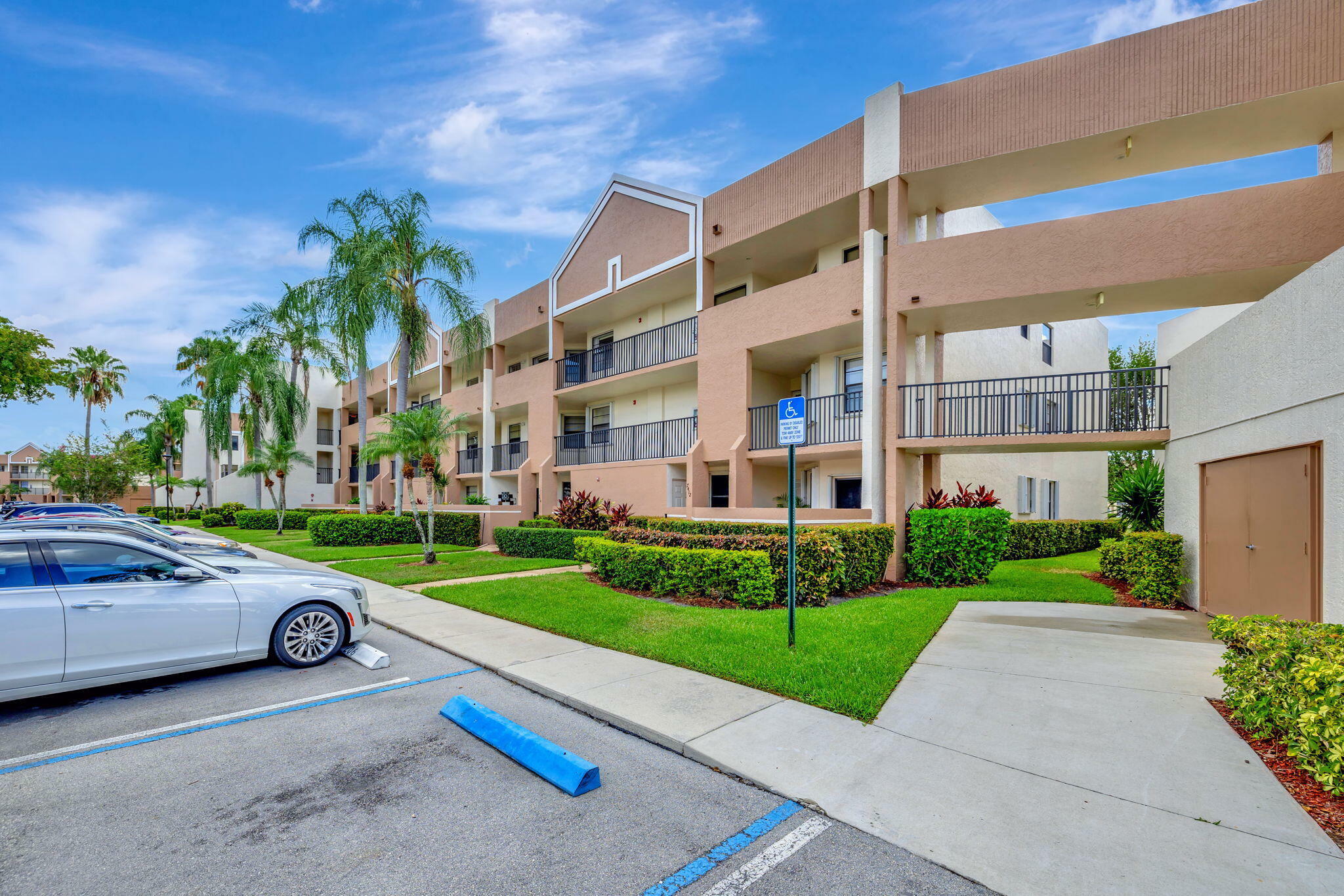 Property Photo:  7462 Fairfax Drive 305  FL 33321 