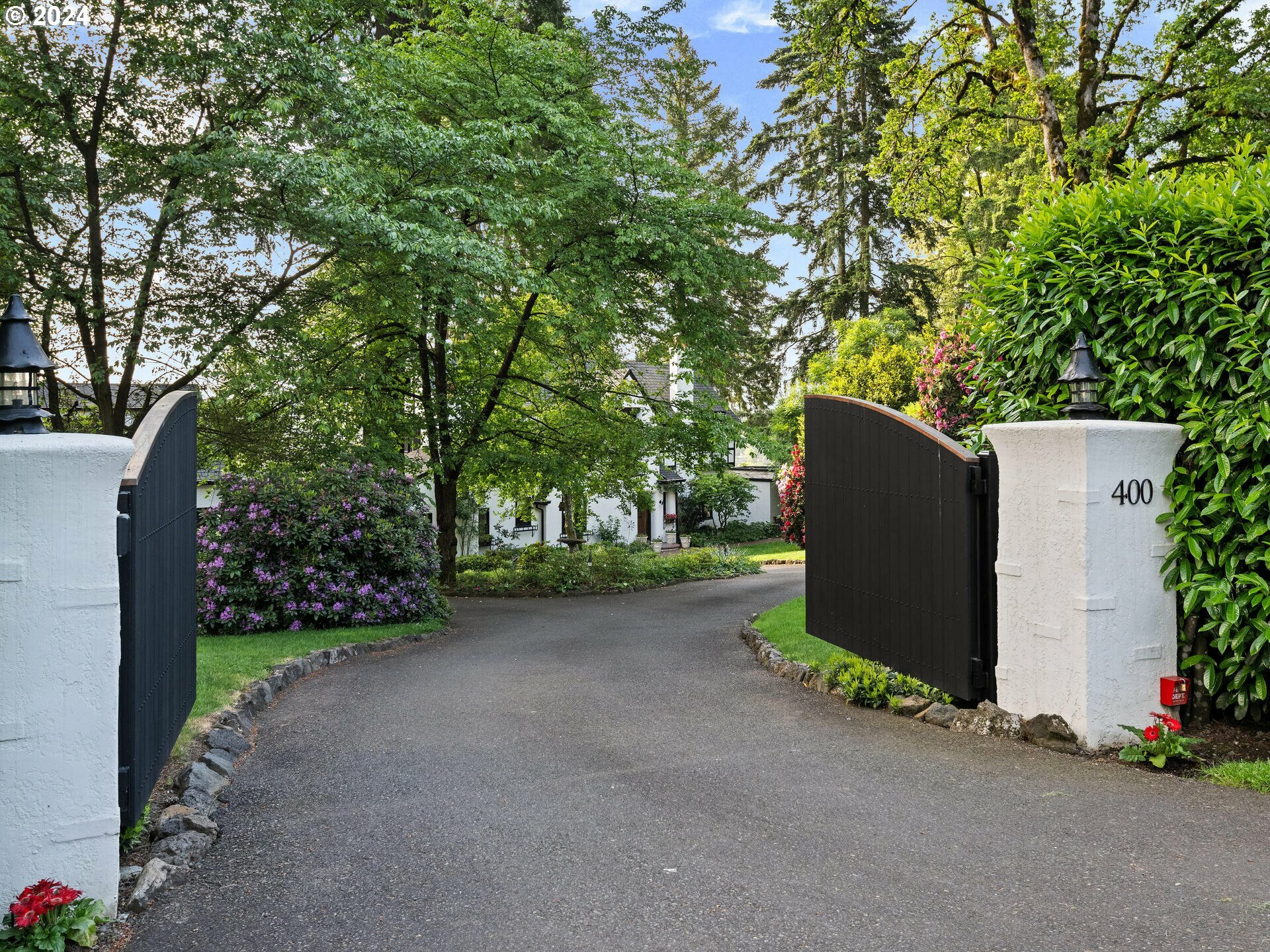 Property Photo: 400 SW Edgecliff Rd OR 97219