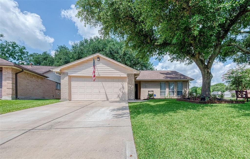Property Photo: 902 Country Place Boulevard TX 77584