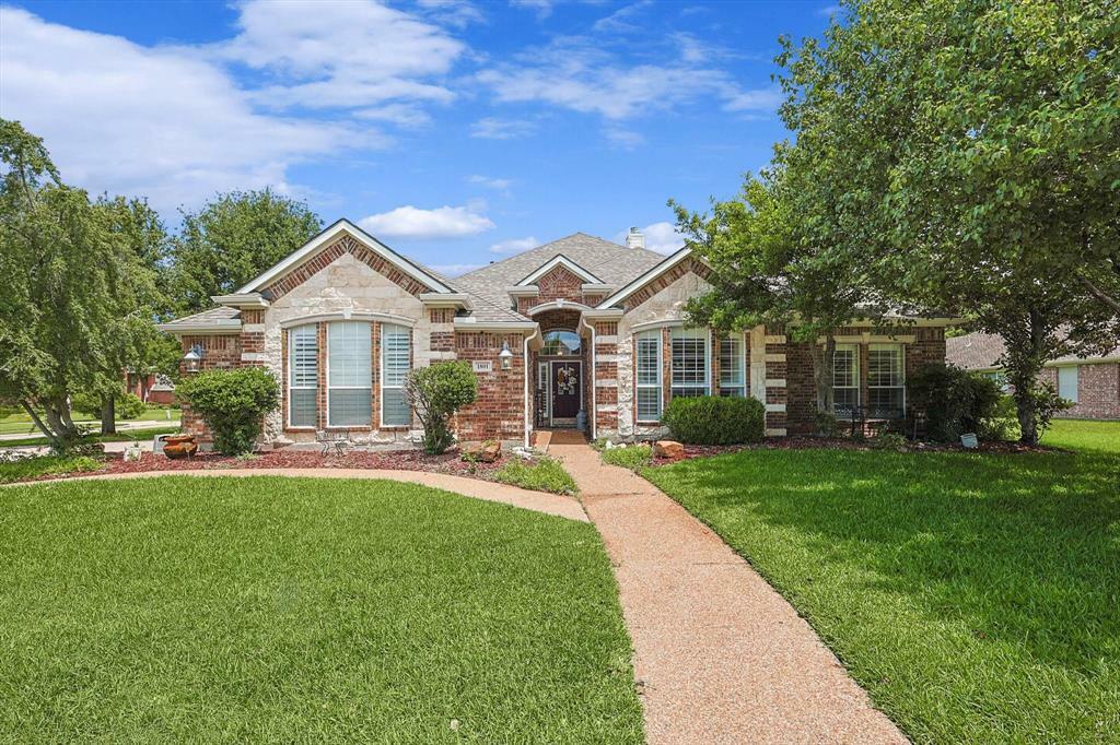 Property Photo:  1801 Manchester Way  TX 76210 