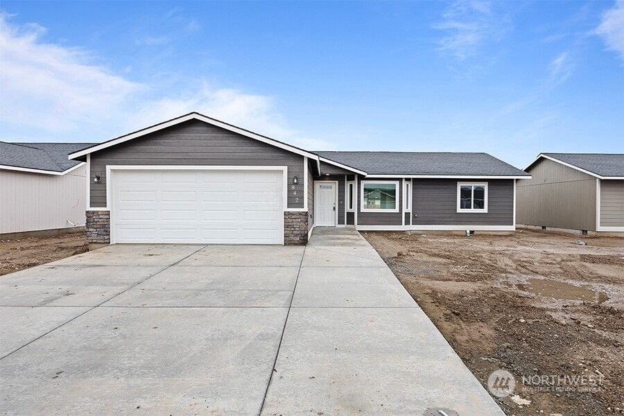 Property Photo: 932 E Cascade Street WA 99344