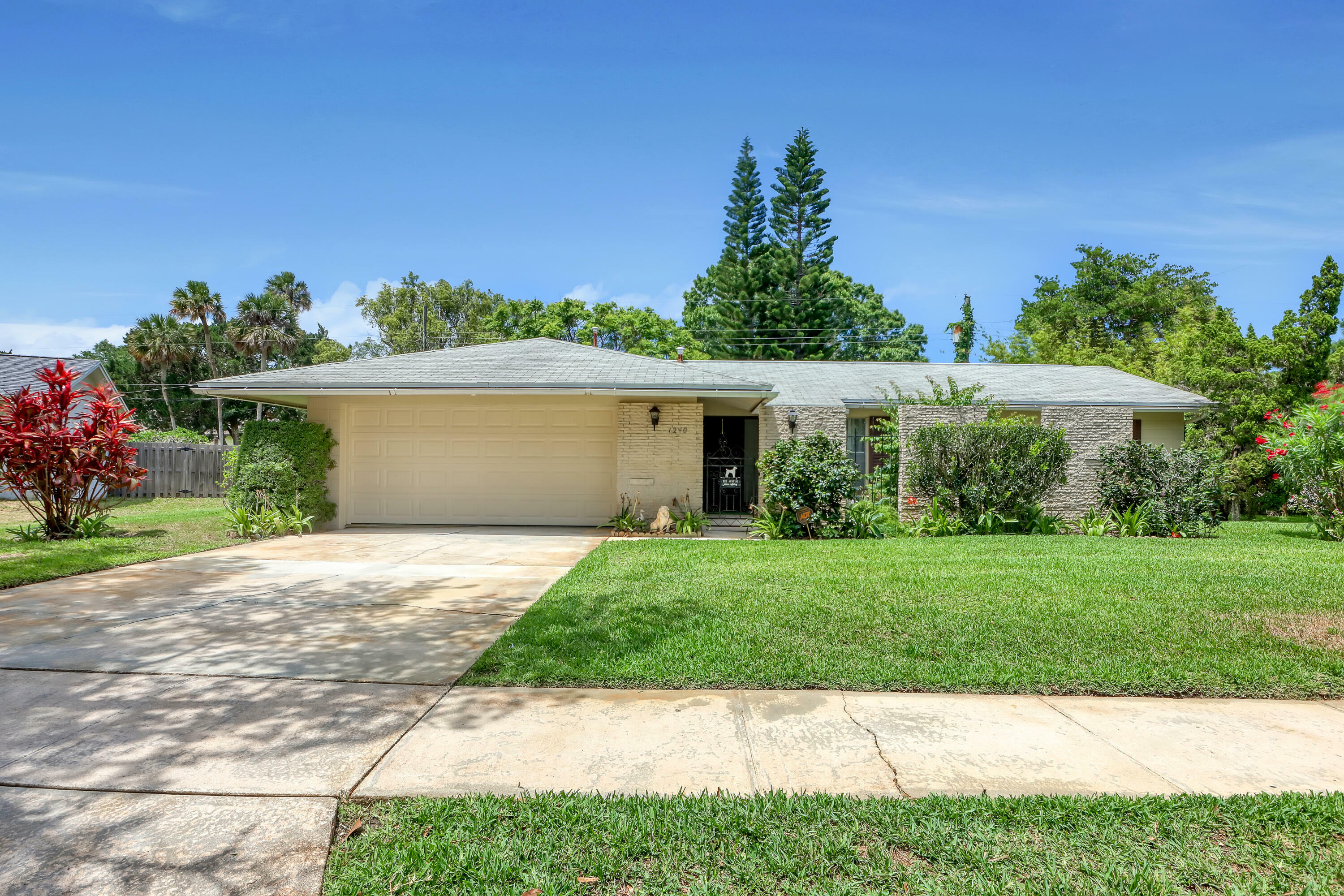 Property Photo:  1240 Santa Cruz Avenue  FL 32780 