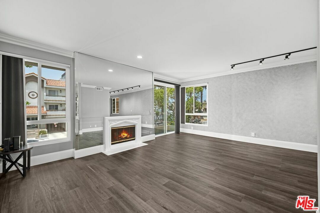 Property Photo:  1516   Hi Point St 101  CA 90035 