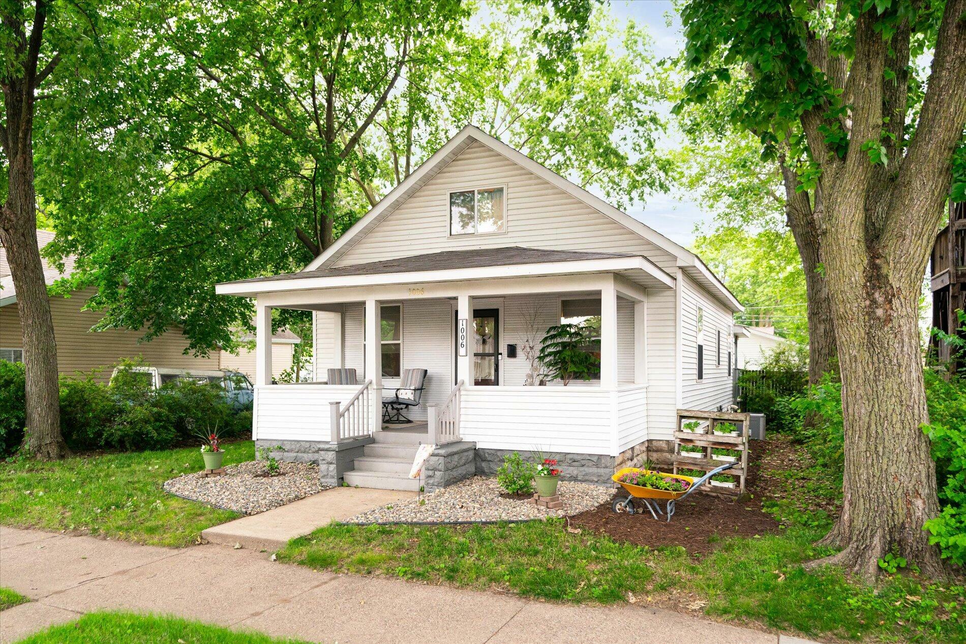 Property Photo:  1006 9th St  WI 54601 