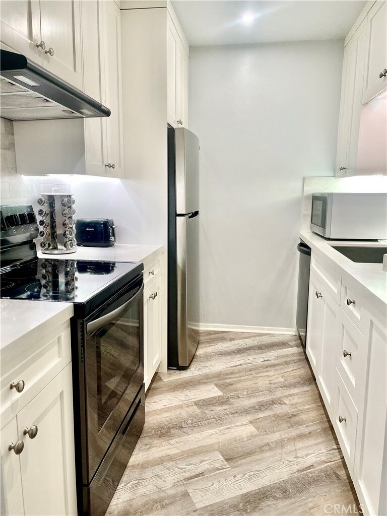 Property Photo:  650 The Village 111  CA 90277 