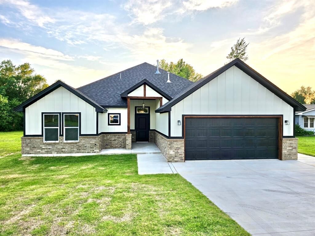 Property Photo: 621 N Post Road OK 73130