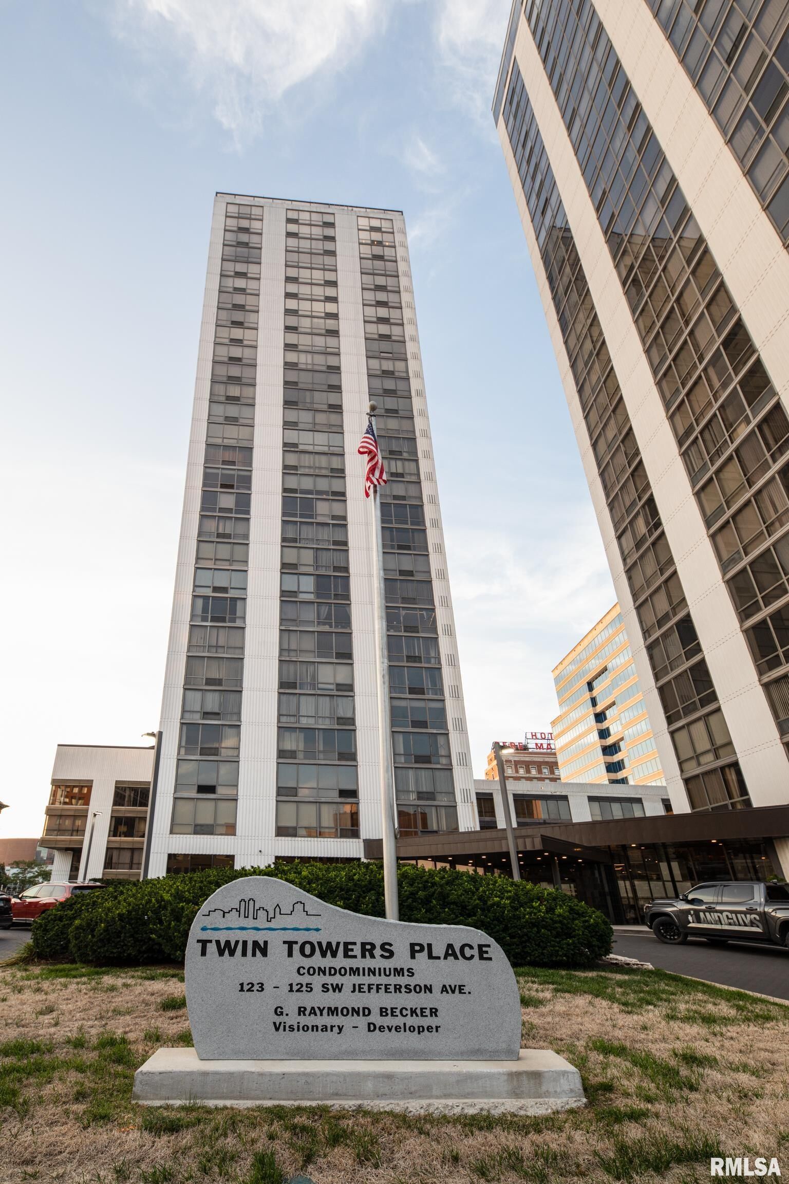 Property Photo:  125 SW Jefferson Avenue W12ne  IL 61602