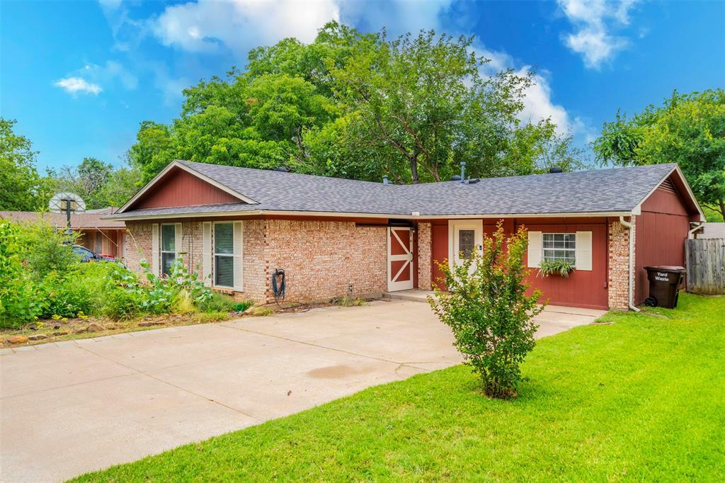 Property Photo: 2018 Westwood Drive TX 76205