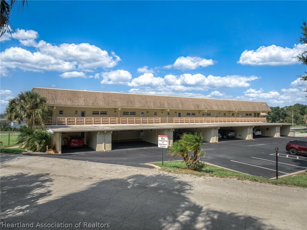 Property Photo: 404 Lake Clay Drive S FL 33852