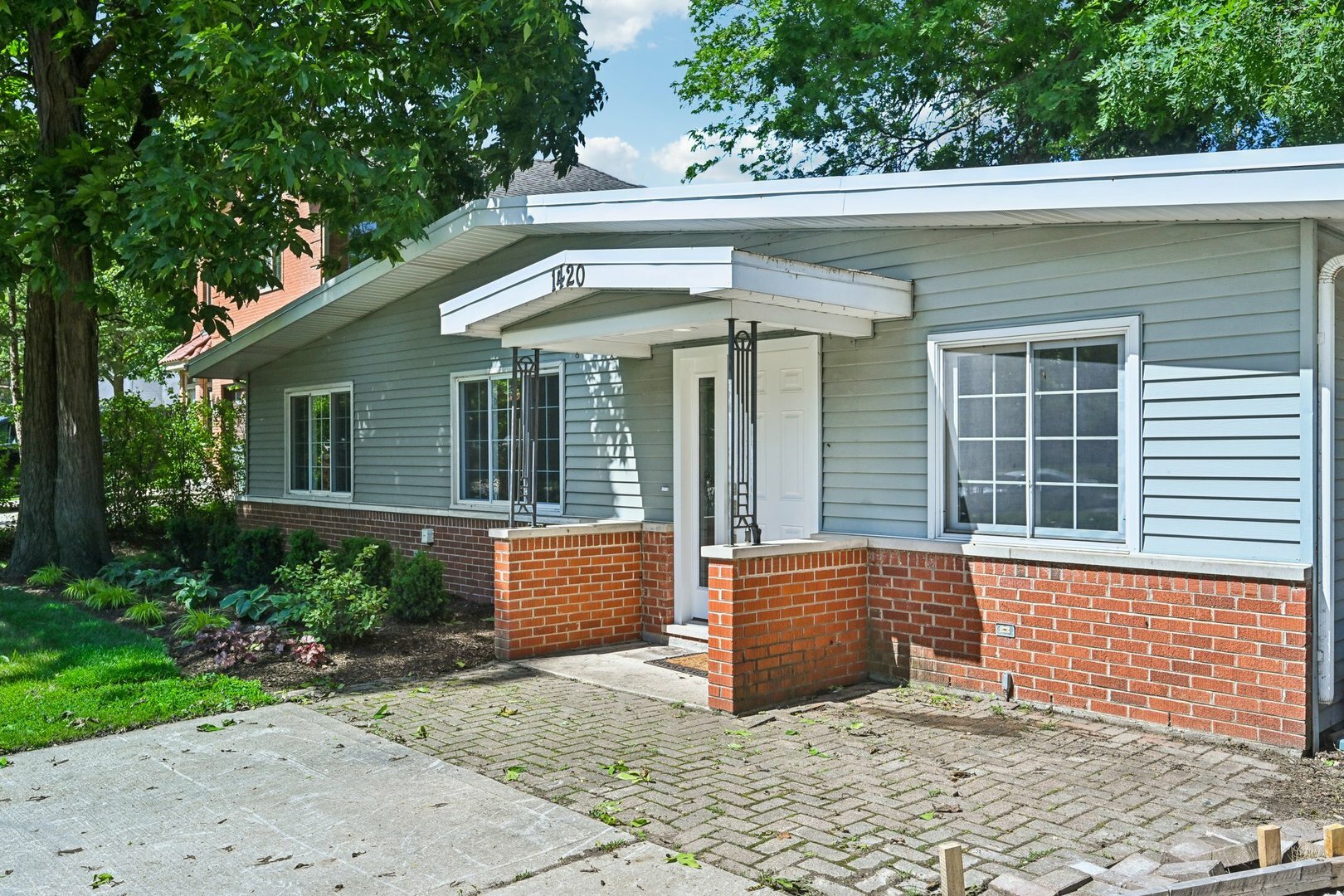 Property Photo:  1420 Magnolia Street  IL 60025 