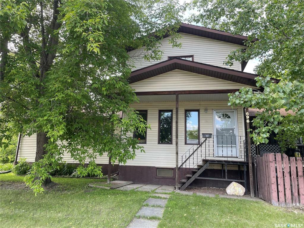 Property Photo:  696 6th Street E  SK S6V 0N6 