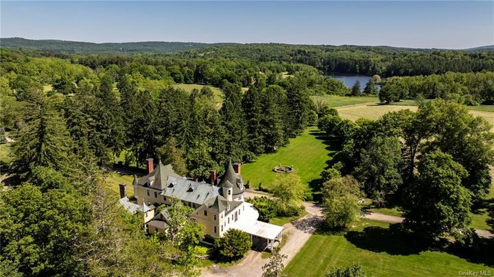 Property Photo:  45 Hitchcock Lane  NY 12545 