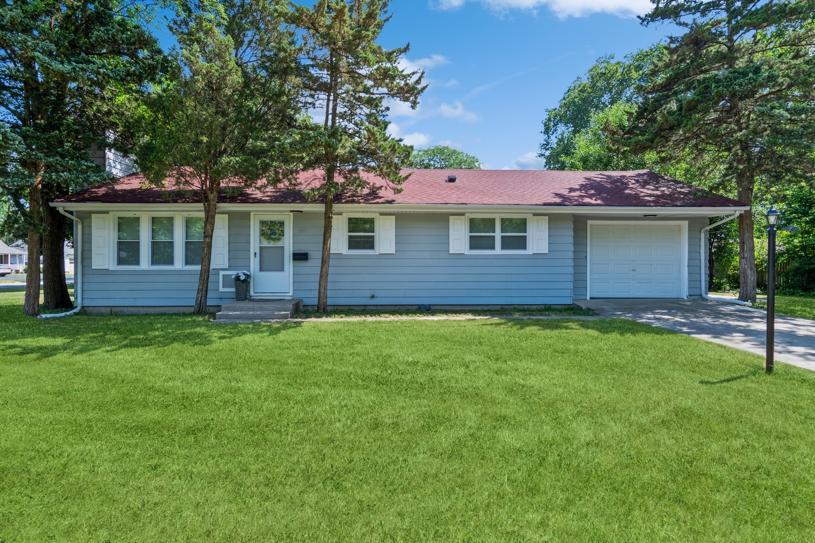 Property Photo:  1432 W Illinois Avenue  IL 60506 