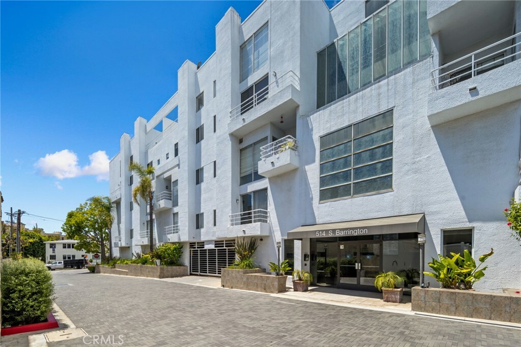 Property Photo:  520 S Barrington Avenue 116  CA 90049 