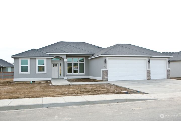 Property Photo:  1122 E Cascade Street  WA 99344 