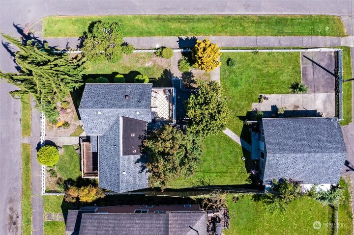 Property Photo:  2001 Rockefeller Avenue  WA 98201 