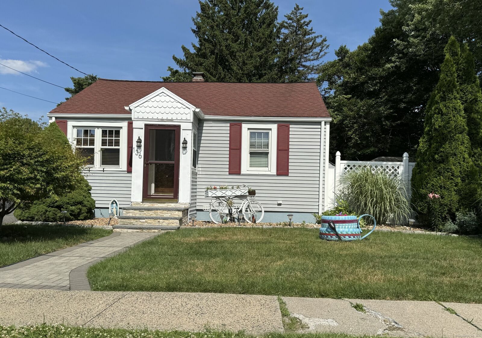 Property Photo:  136 Hollywood Avenue  CT 06110 