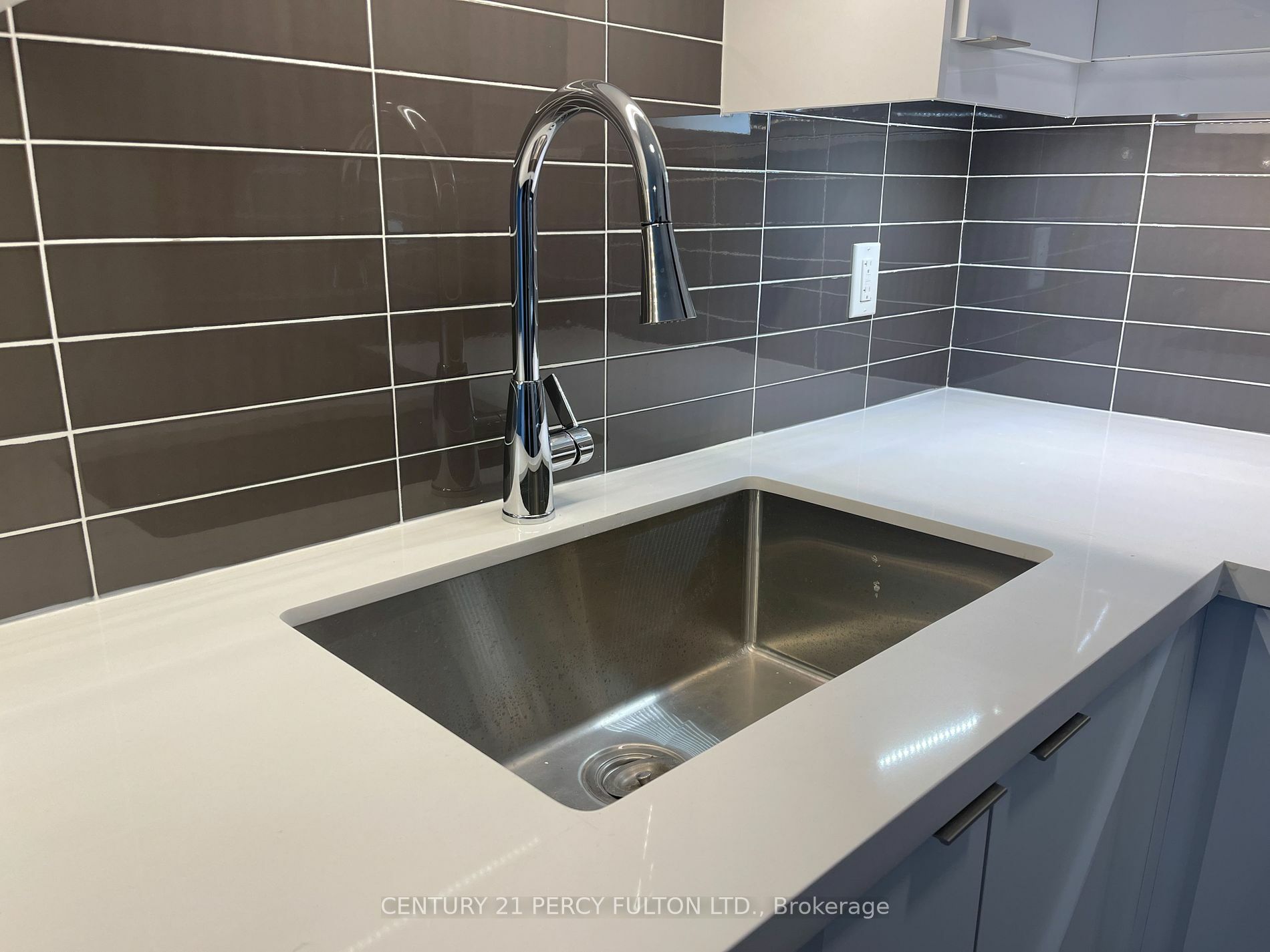 Property Photo:  18 Cavell Avenue 8  ON M8V 1P2 