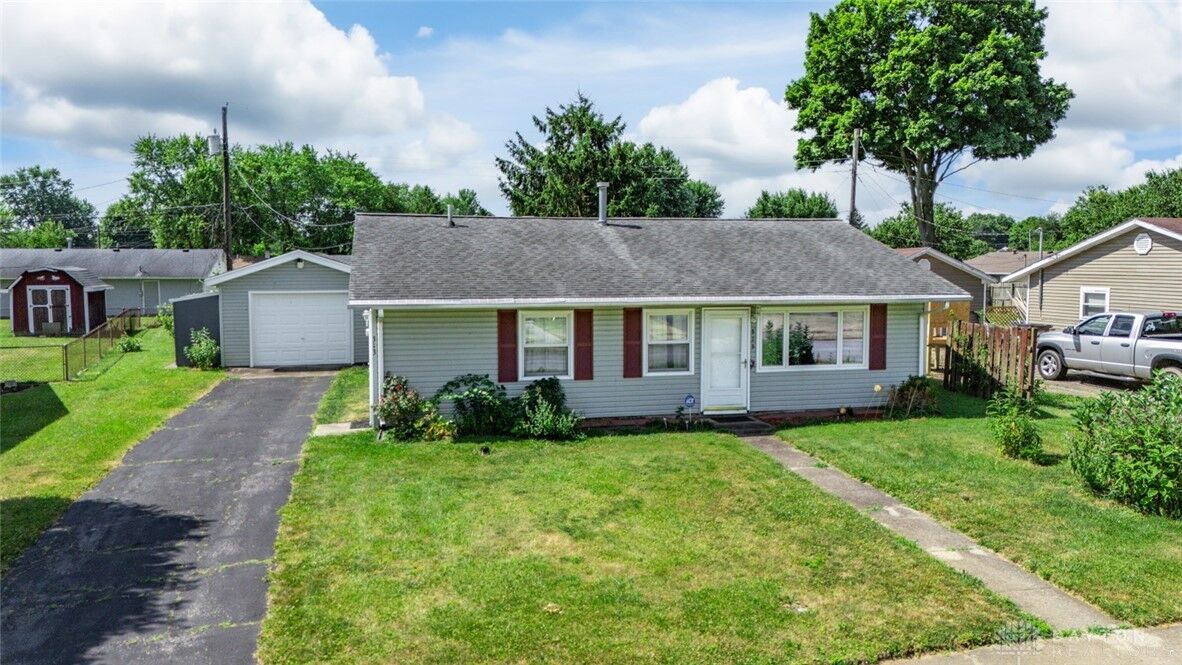 Property Photo: 313 Ridgebury Drive OH 45385
