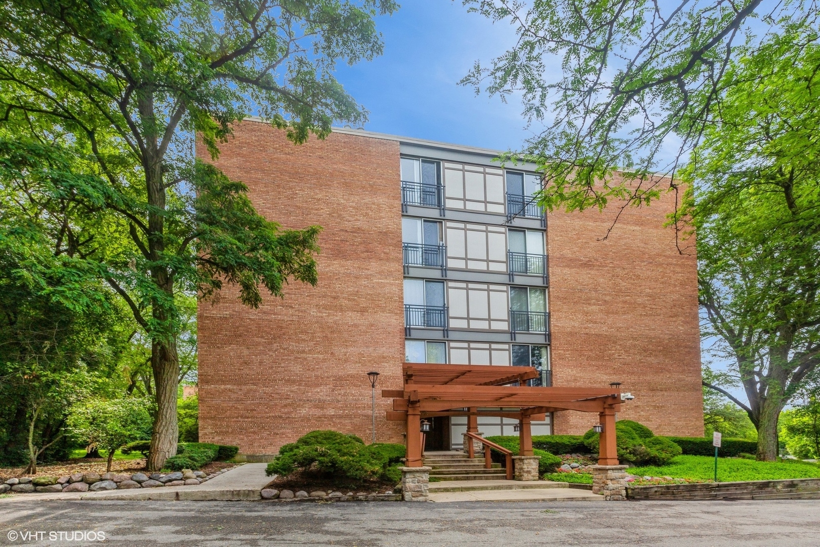 Property Photo:  5810 Oakwood Drive 2H  IL 60532 