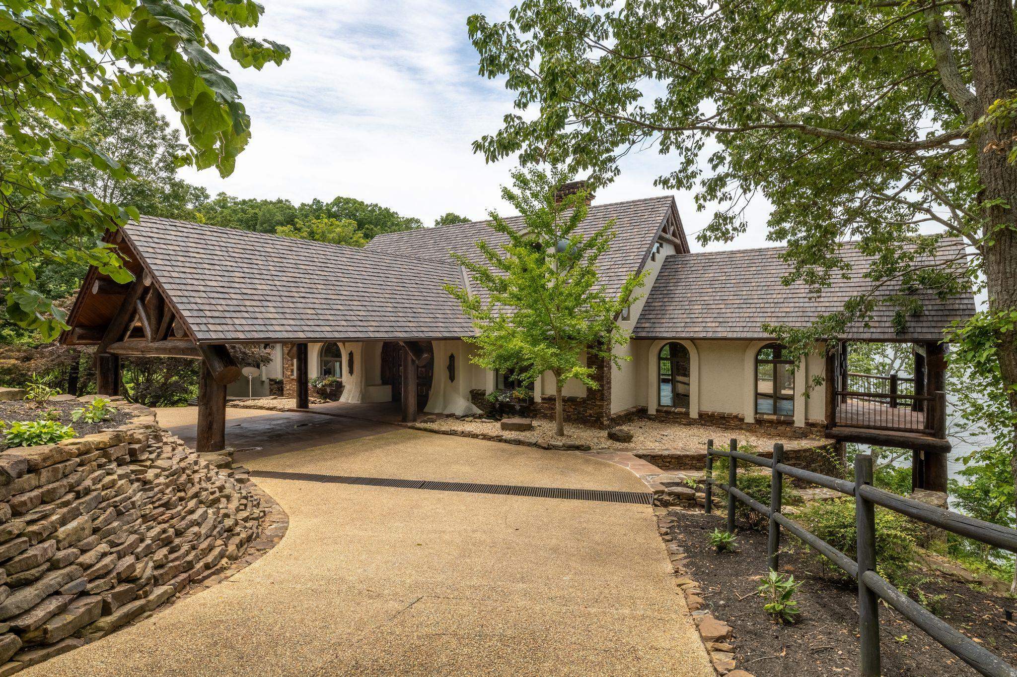 Property Photo: 721 Three Point Rd AL 35661 - MUSCLE S
