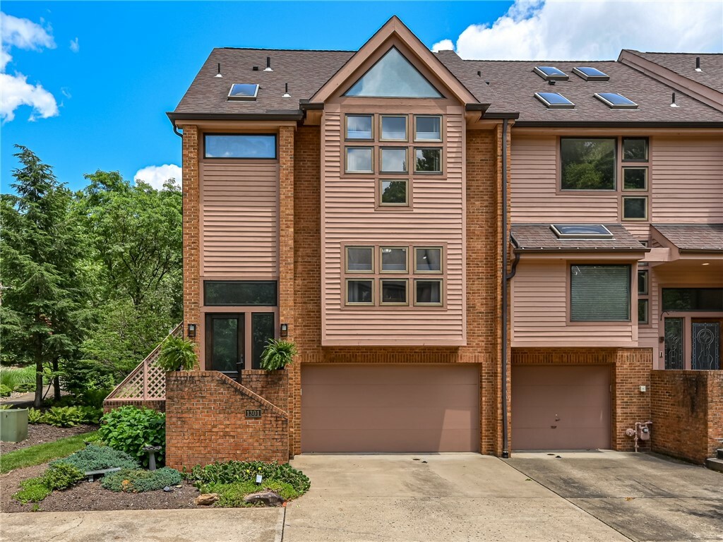 Property Photo:  1301 Towne Court  PA 15101 