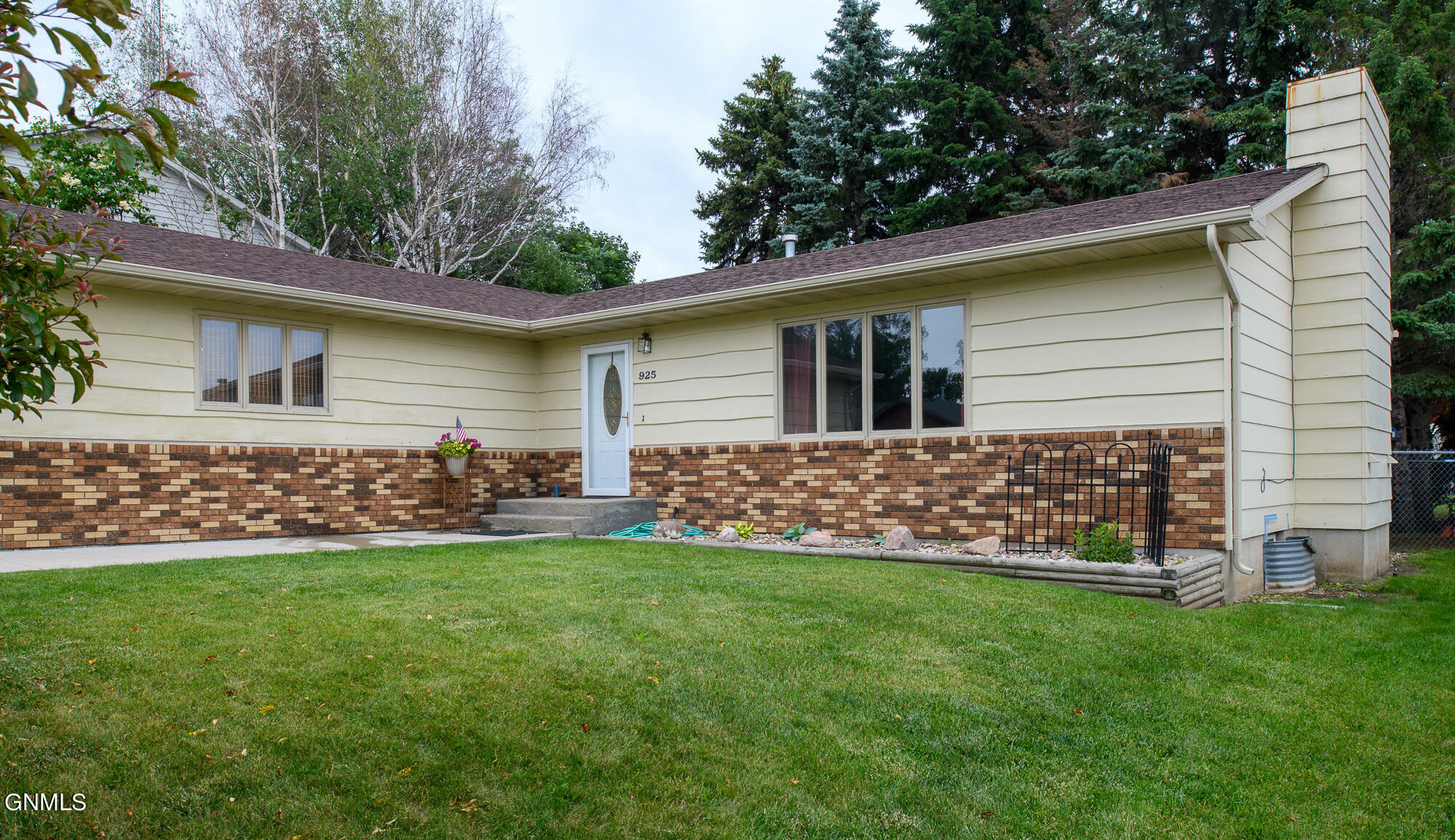 Property Photo:  925 E Capitol Avenue  ND 58501 