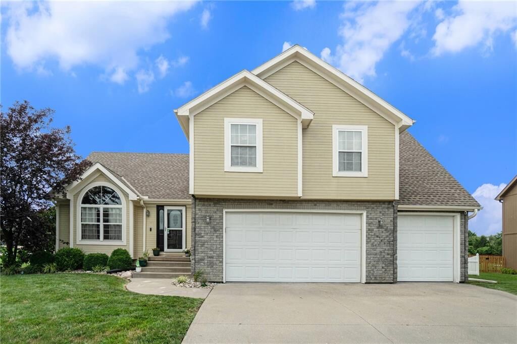 Property Photo: 13000 Ridgeview Drive MO 64079