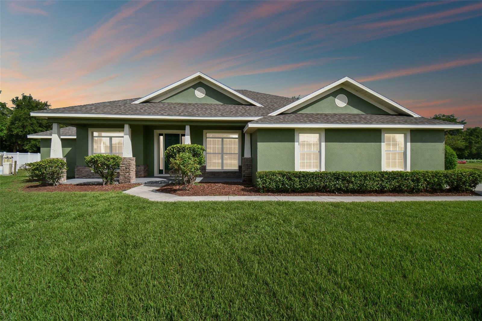 Property Photo:  3206 Duchess Court  FL 33565 