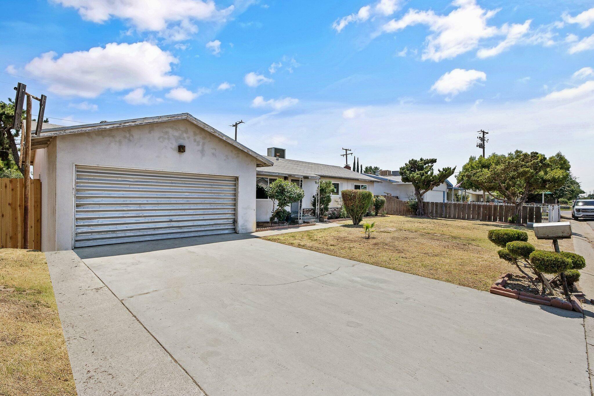 Property Photo:  1627 W Riggin Avenue  CA 93291 