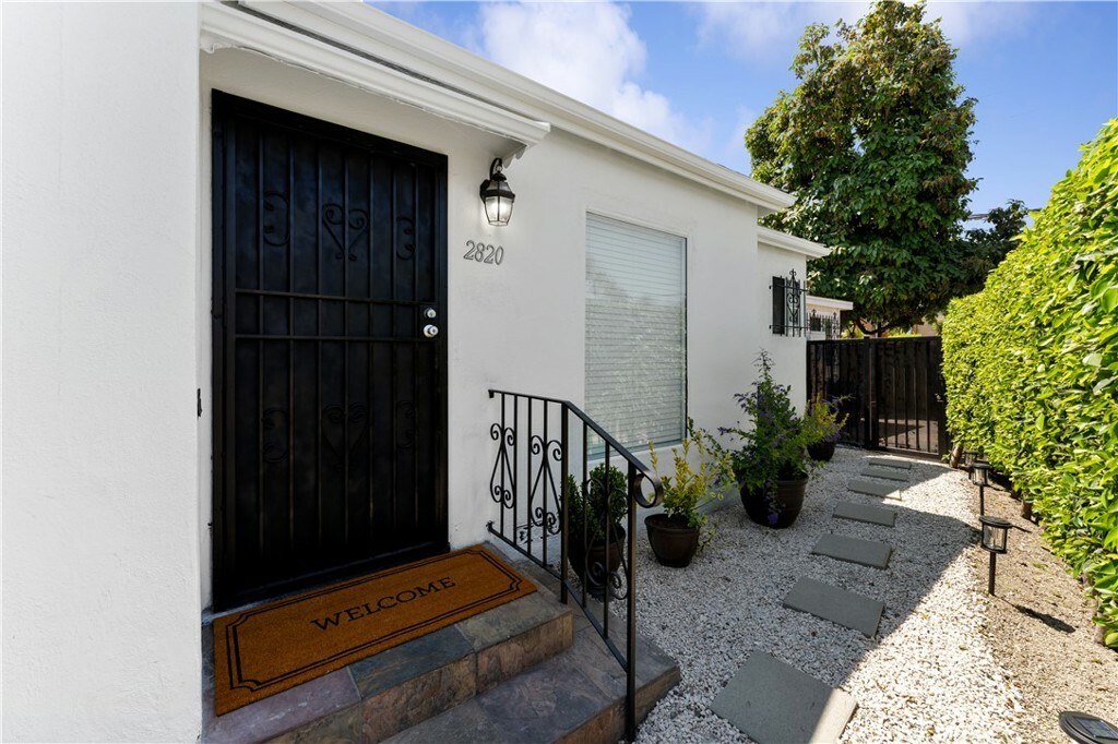 Property Photo:  2820 S La Brea Avenue  CA 90016 