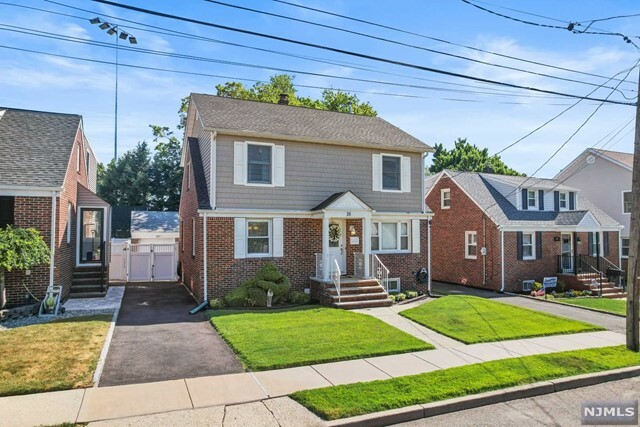 Property Photo:  16 Stratford Place  NJ 07031 