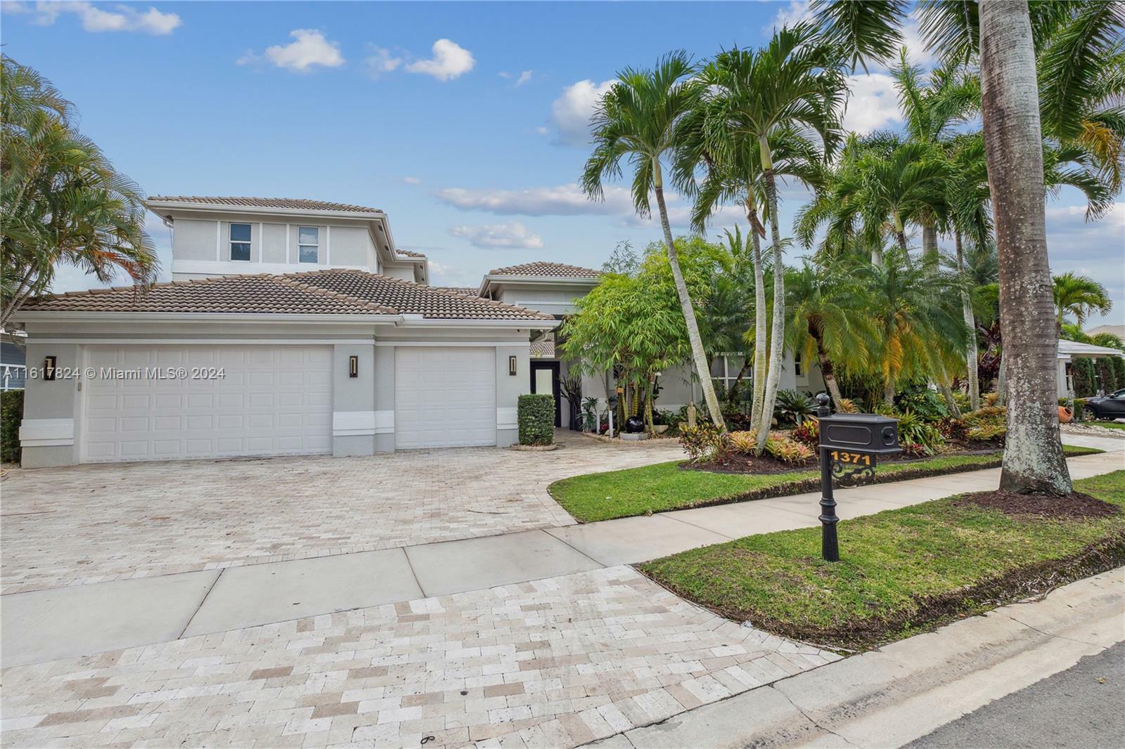 Property Photo:  1371 Victoria Isle Dr  FL 33327 