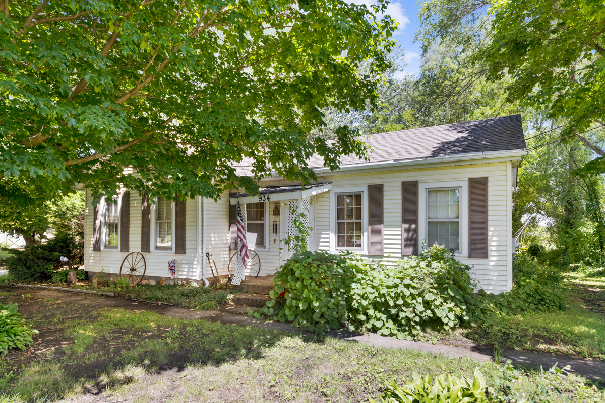 Property Photo:  934 E Grant Highway  IL 60152 