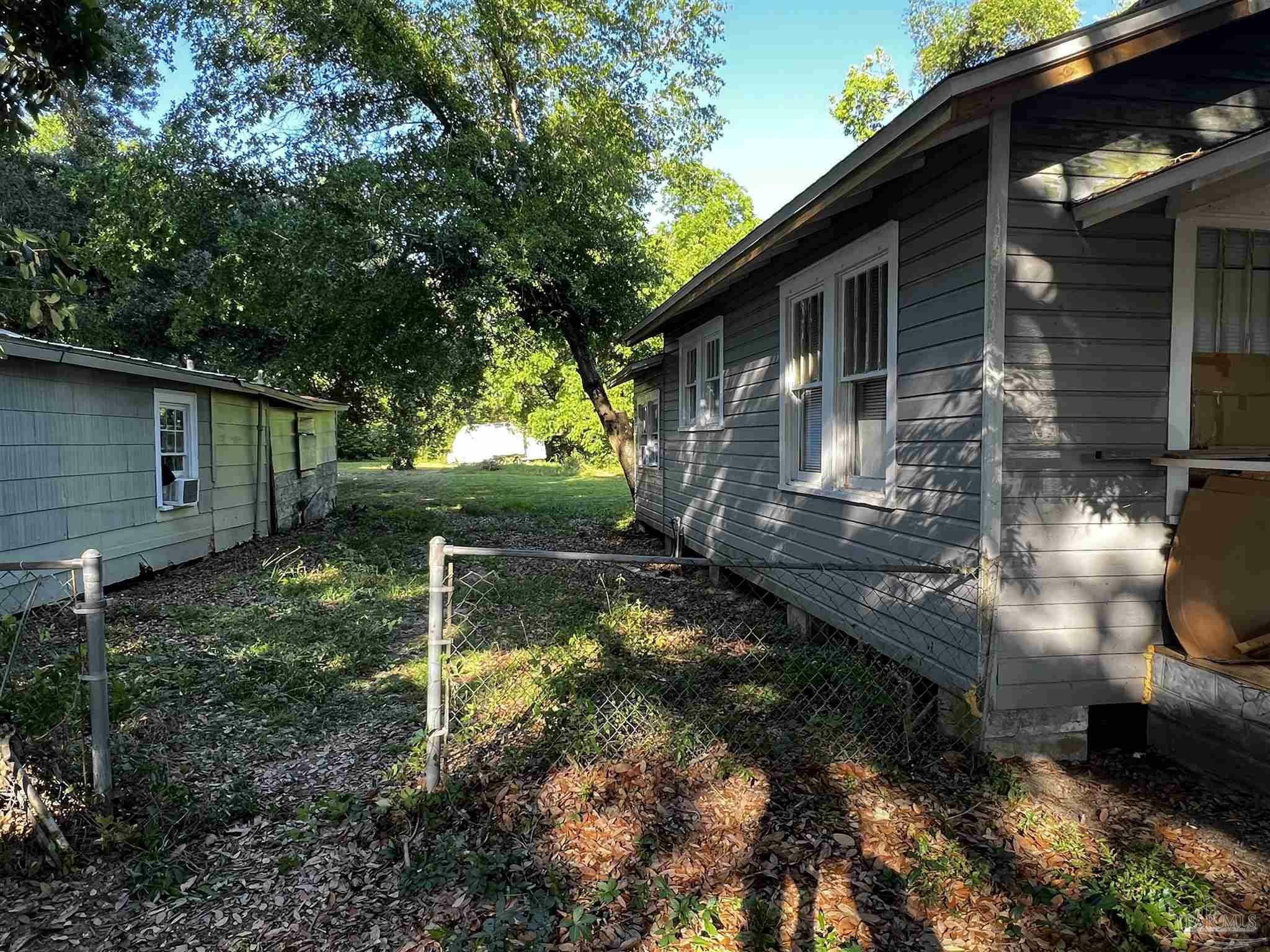 Property Photo:  220 Dogwood Dr  FL 32505 