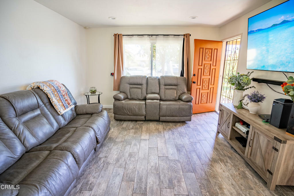 Property Photo:  910 Azalea Street  CA 93036 