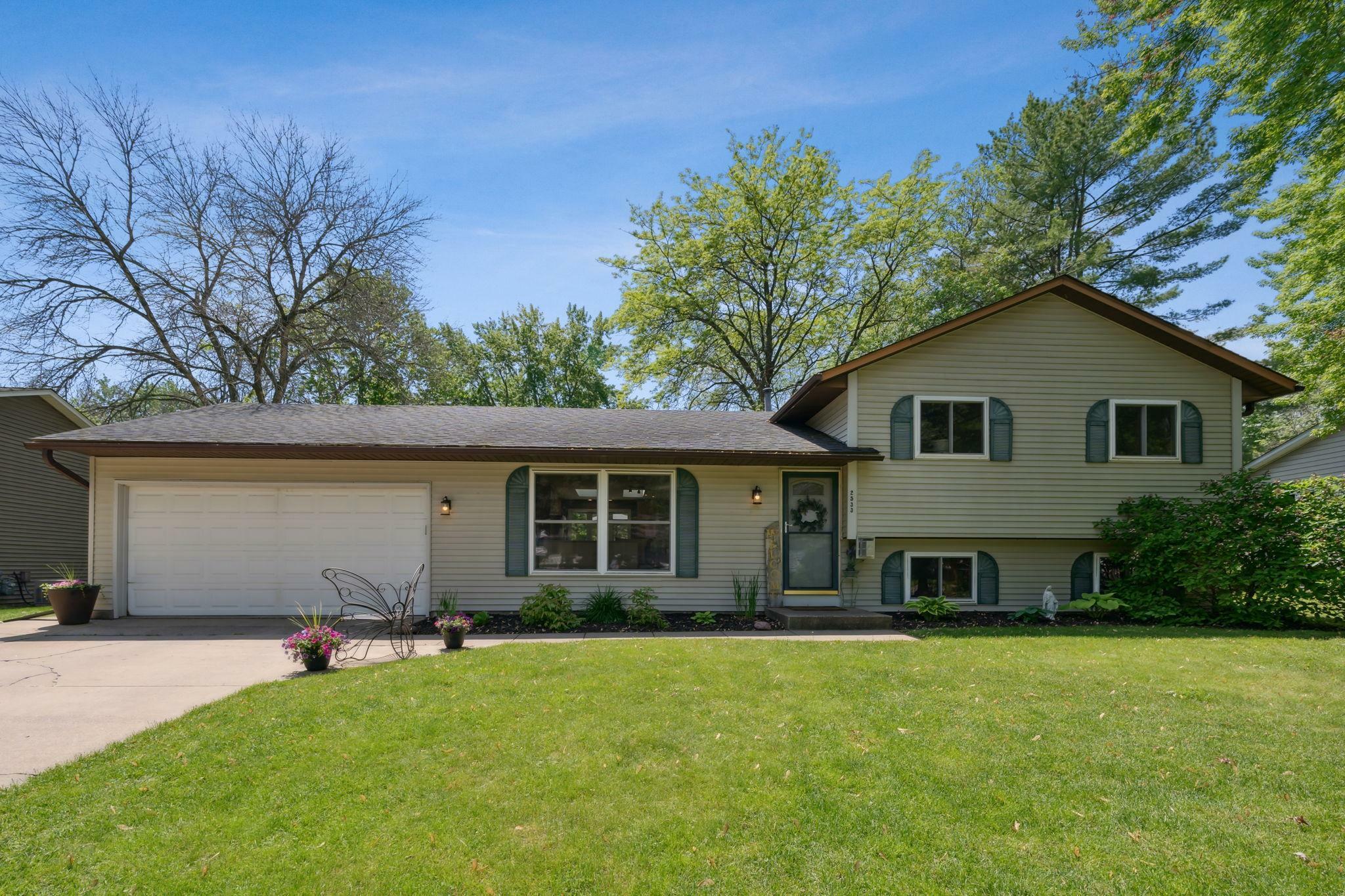 Property Photo:  2533 Hawthorne Lane  MN 55082 