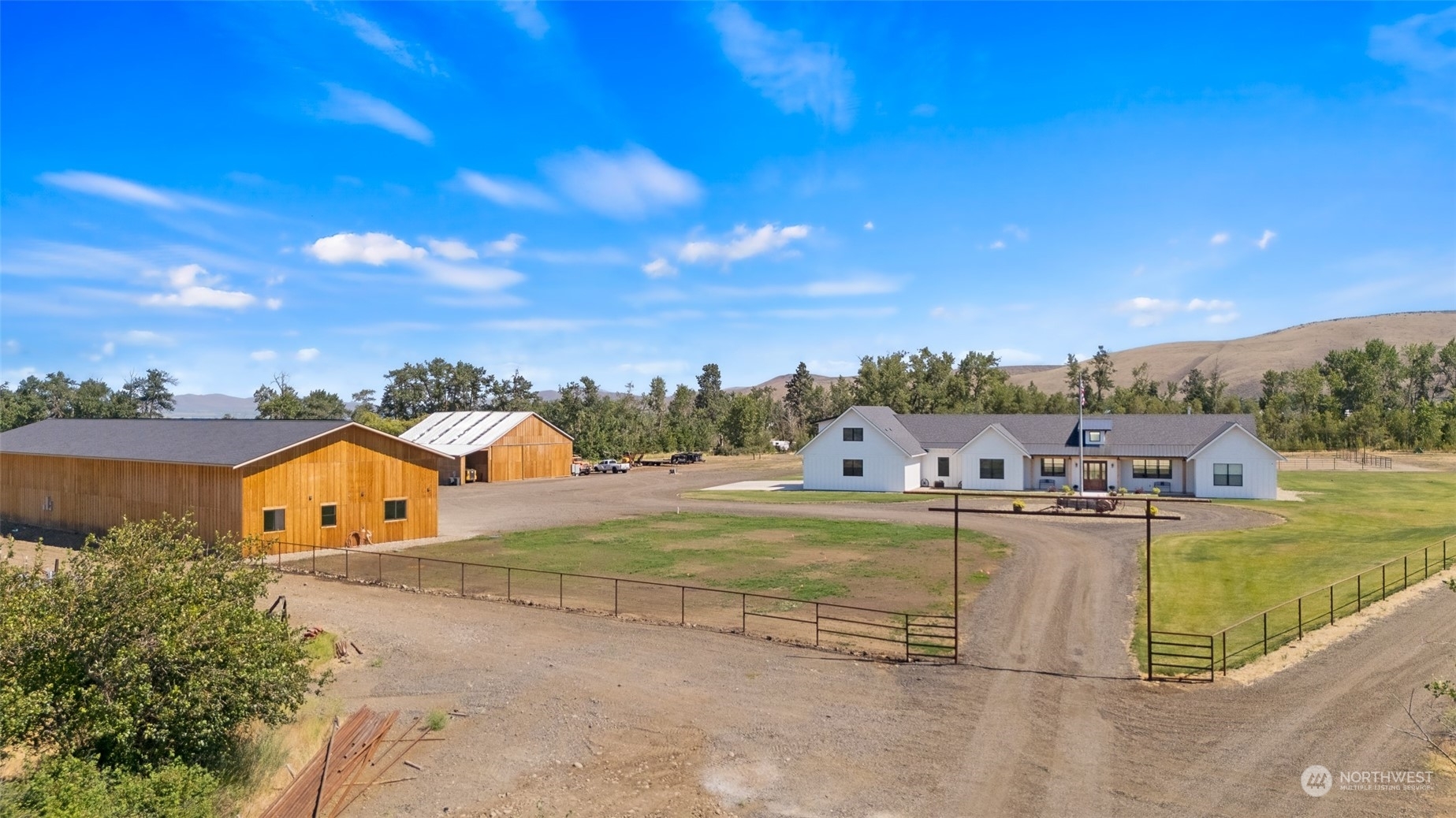 Property Photo:  3644 Hanson Road  WA 98926 