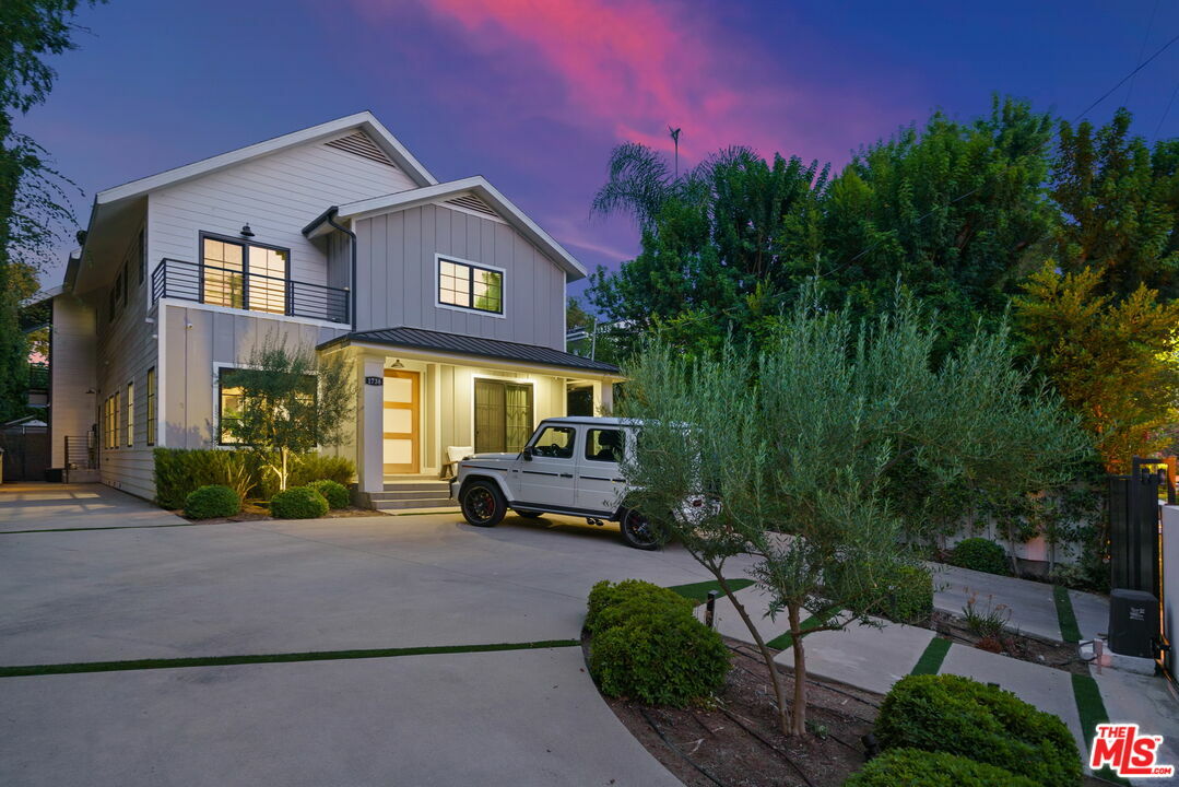 Property Photo:  1738   Nichols Canyon Rd  CA 90046 