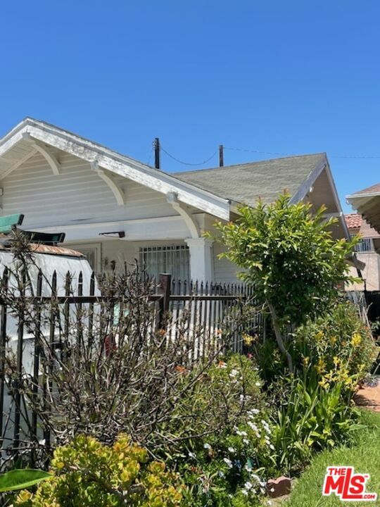 Property Photo:  1435  W 30th St  CA 90007 