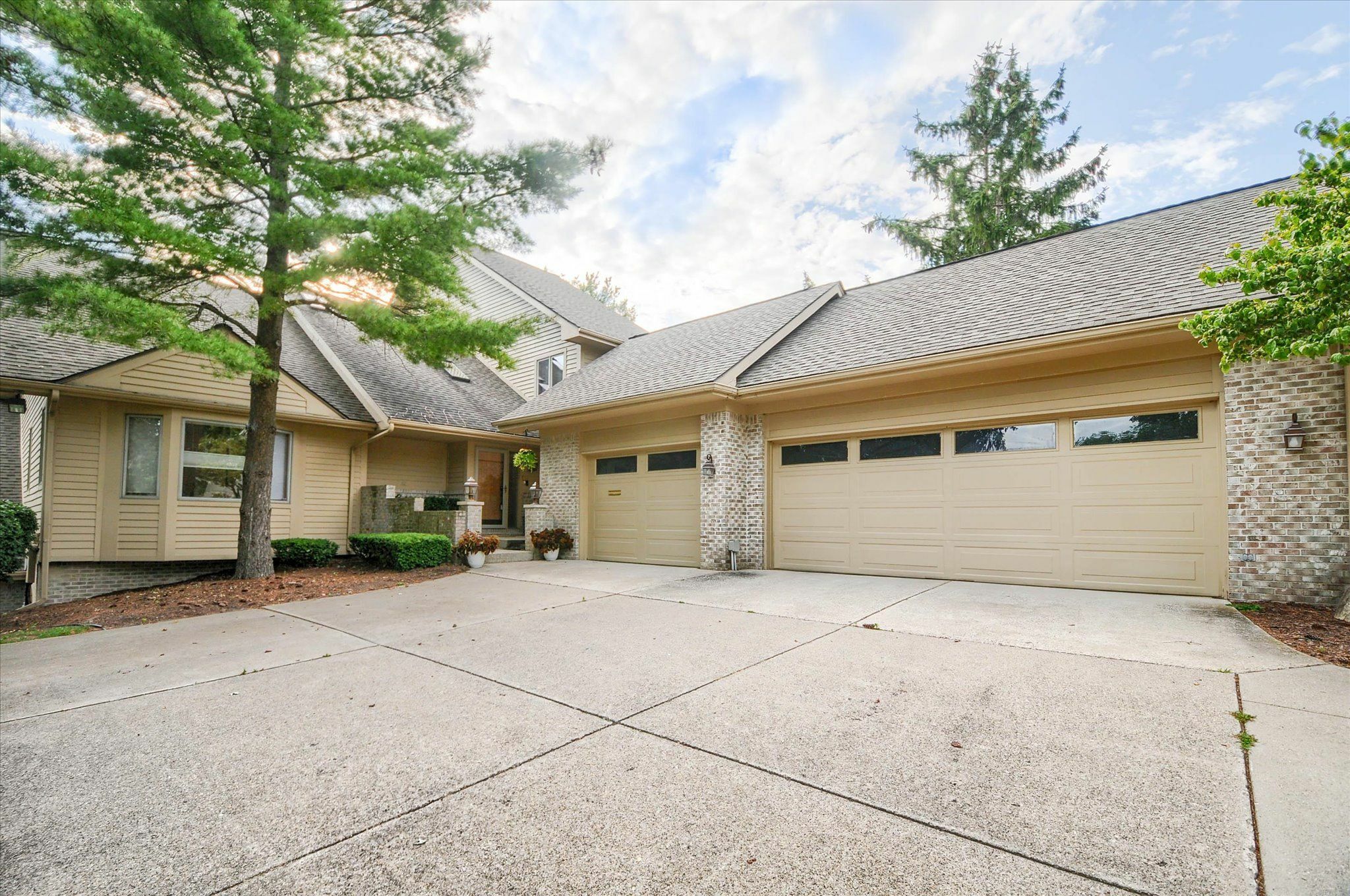 Property Photo:  8080 Pepperwood Drive  MI 48439 1889 