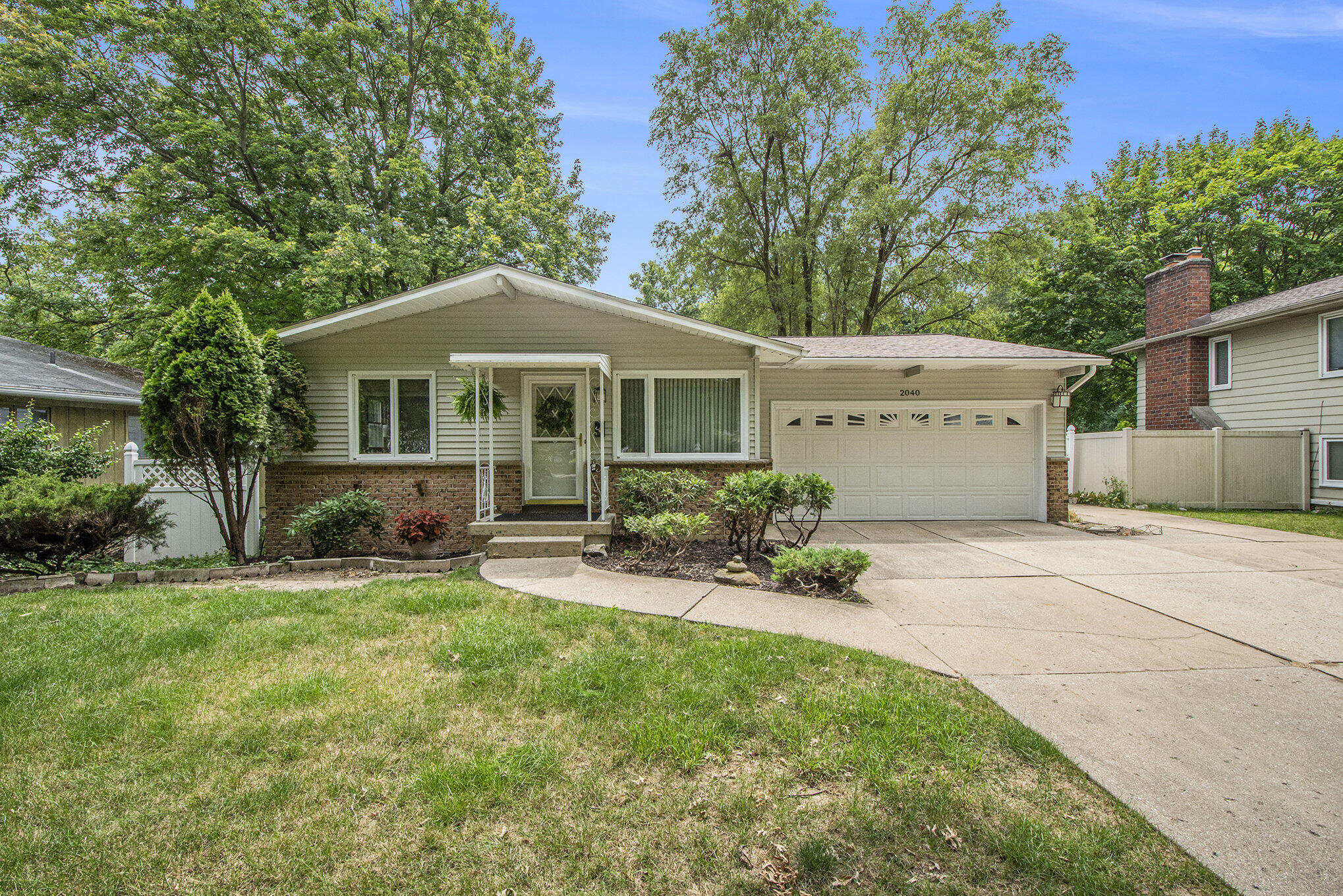 Property Photo:  2040 Valley Forge Street NW  MI 49504 