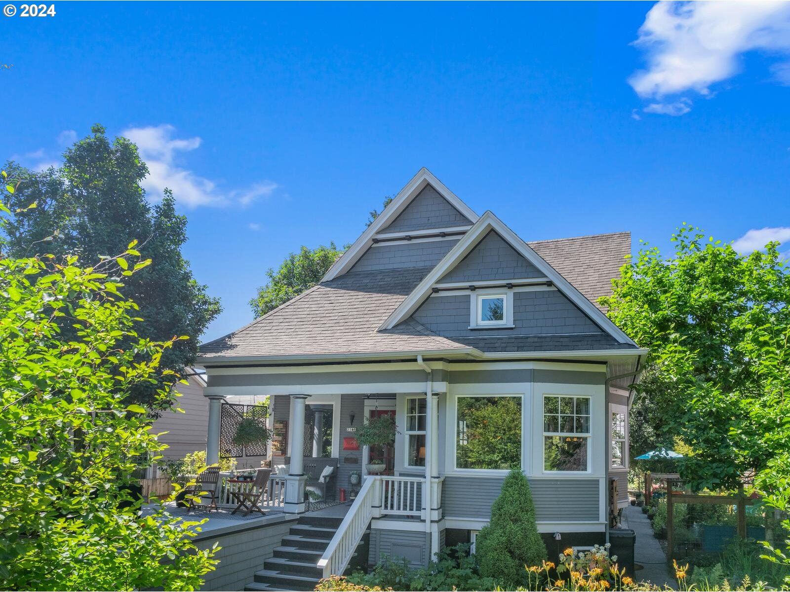 Property Photo: 2306 NE Couch St OR 97232