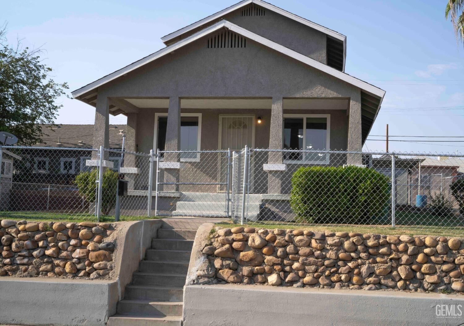 Property Photo:  1526 Flower Street  CA 93305 