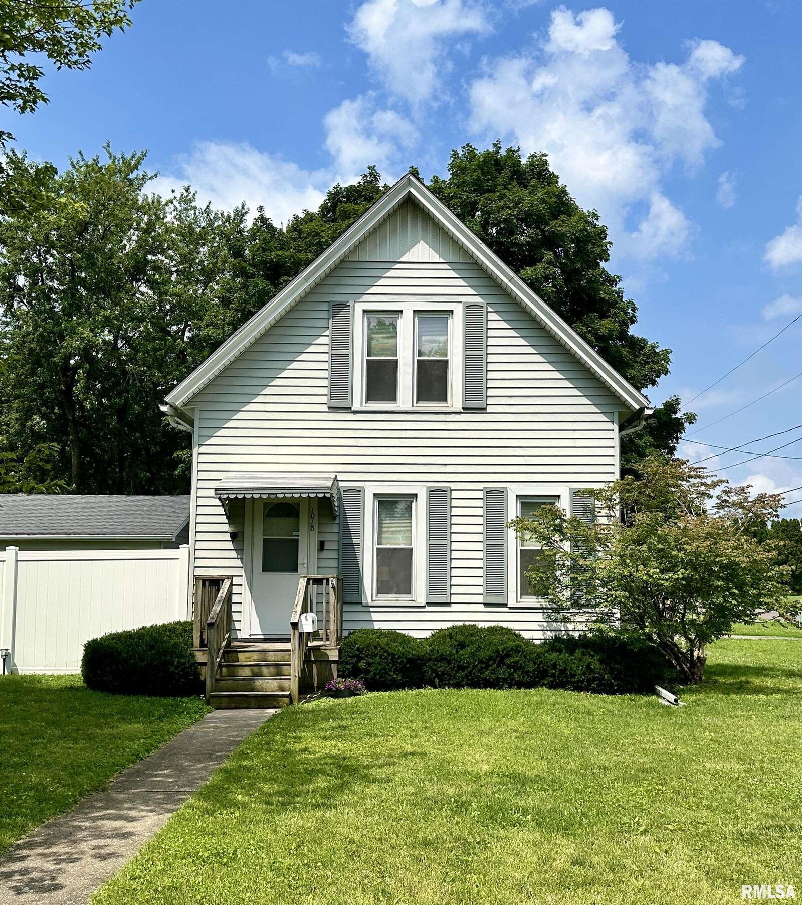 Property Photo: 1018 Lawndale Drive IL 61401
