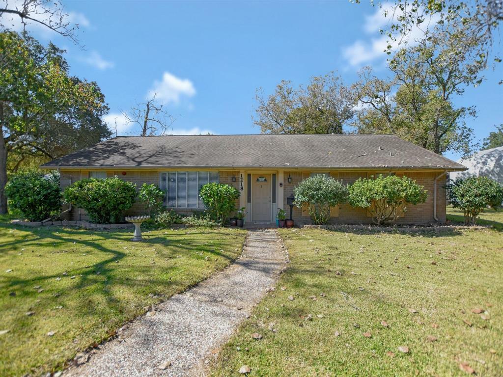 1218 S Johnson Street  Alvin TX 77511 photo