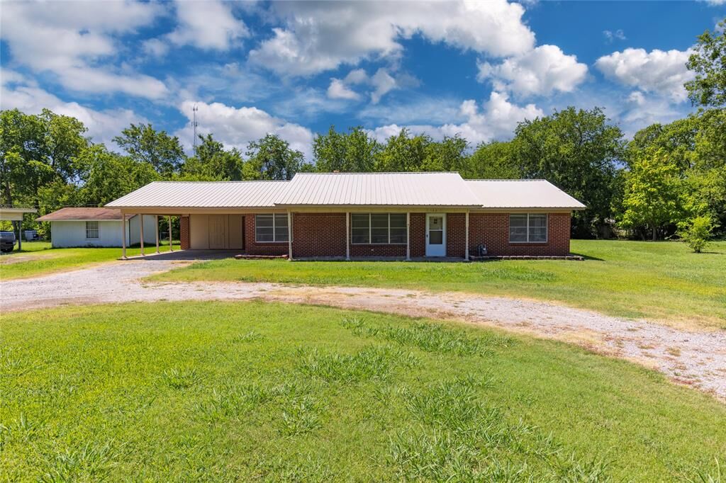 Property Photo:  102 Oak Street  TX 75453 