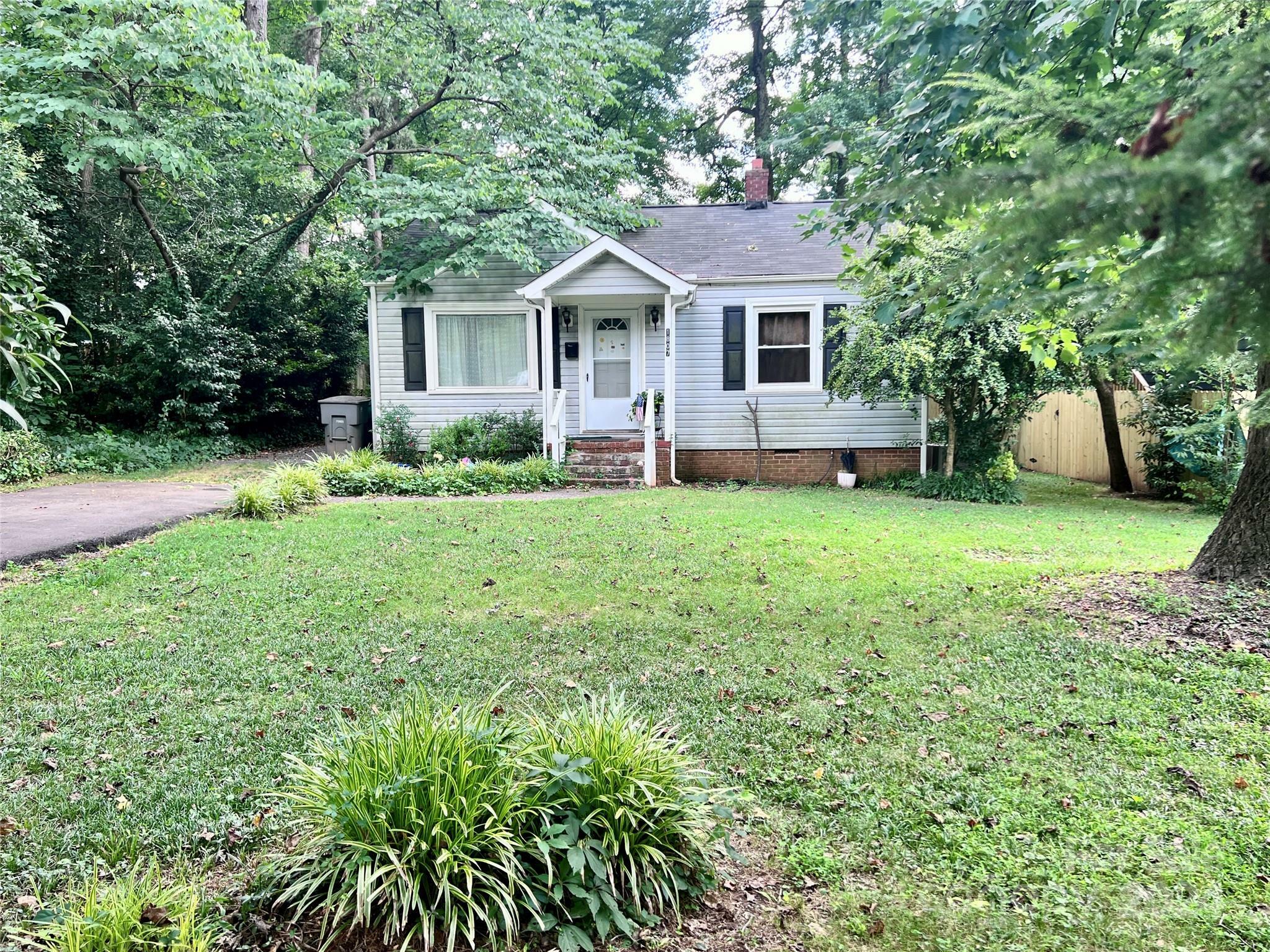 Property Photo:  1807 Arnold Drive  NC 28205 